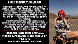 Рыжая Hotkinkyjo занимается самостоятельным анальным фистингом и пролапсом на публике